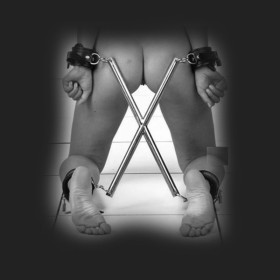 bdsm Bondage Metallstange in X mit Hand- und Fußfesseln