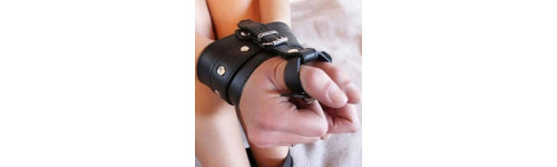 Bondage Daumen und Handgelenke.