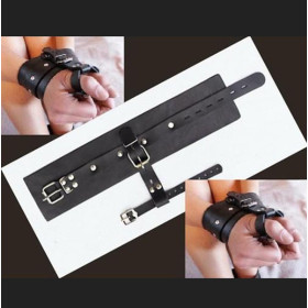 Bondage Daumen und Handgelenke.