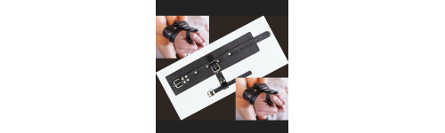 Bondage Daumen und Handgelenke.