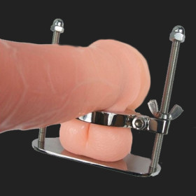 Crusher Hoden von Männern eingereicht